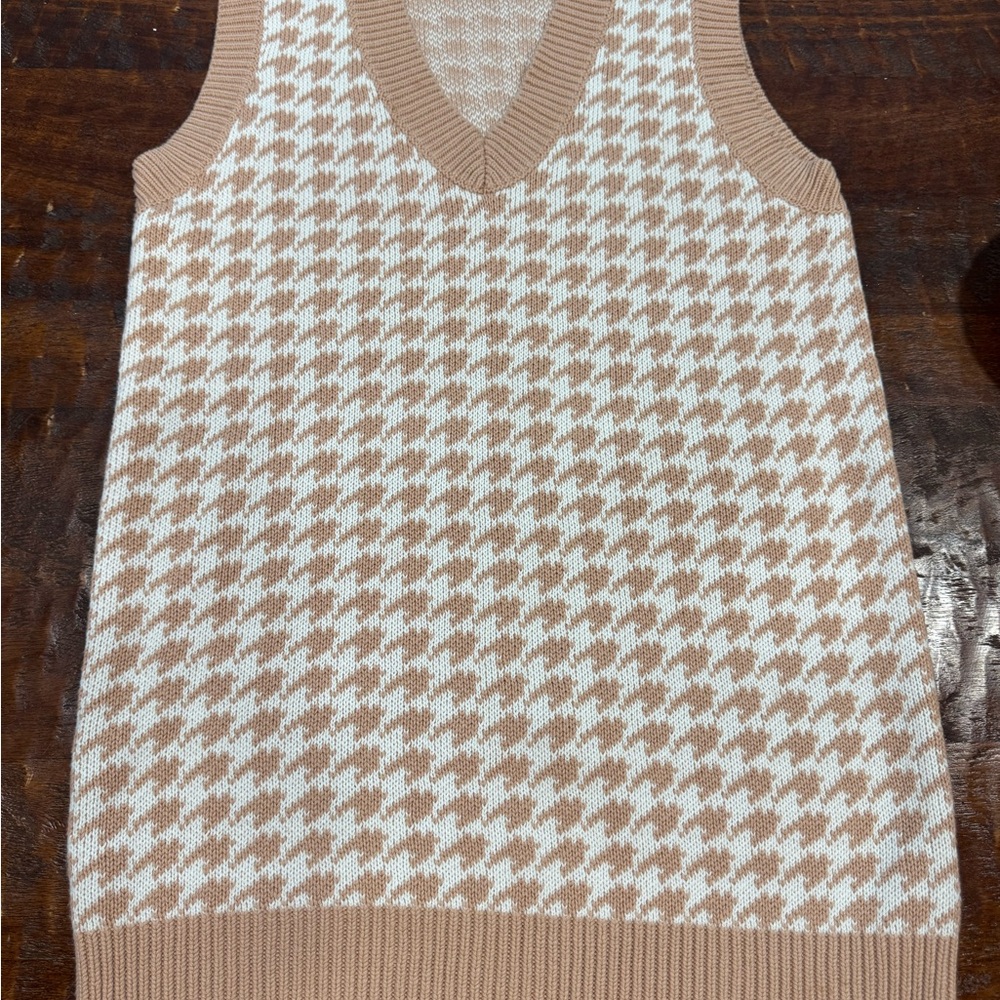 Abercrombie & Fitch Beige and White Knit Vest - Picture 2 of 5